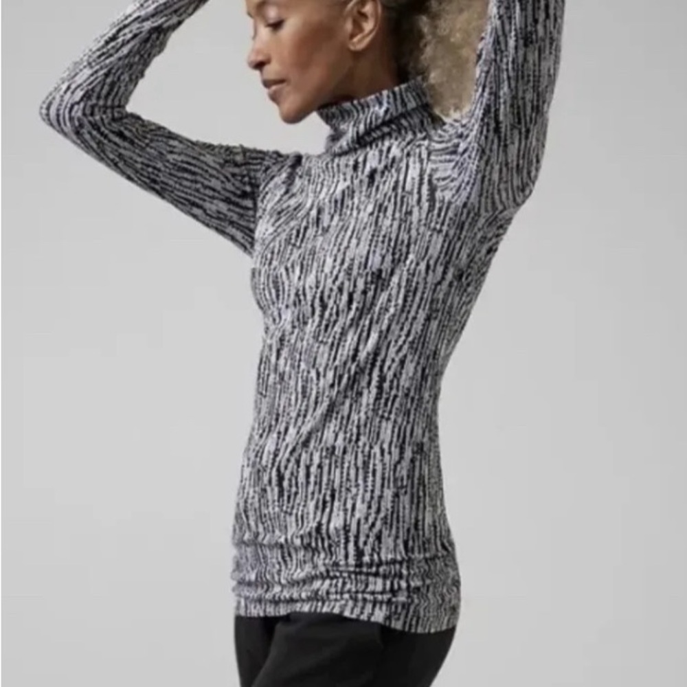 Small Athleta black and white turtle neck